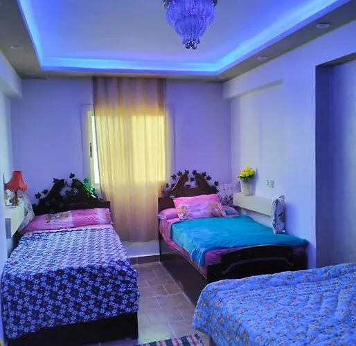 مميز يطل عالبسين والبحر للعائلات فقط اسره Chalet *