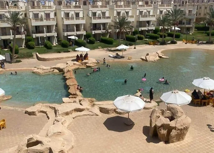 مميز يطل عالبسين والبحر للعائلات فقط اسره