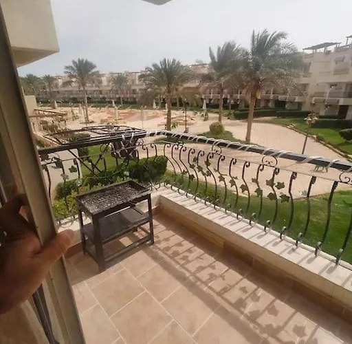 مميز يطل عالبسين والبحر للعائلات فقط اسره Chalet *